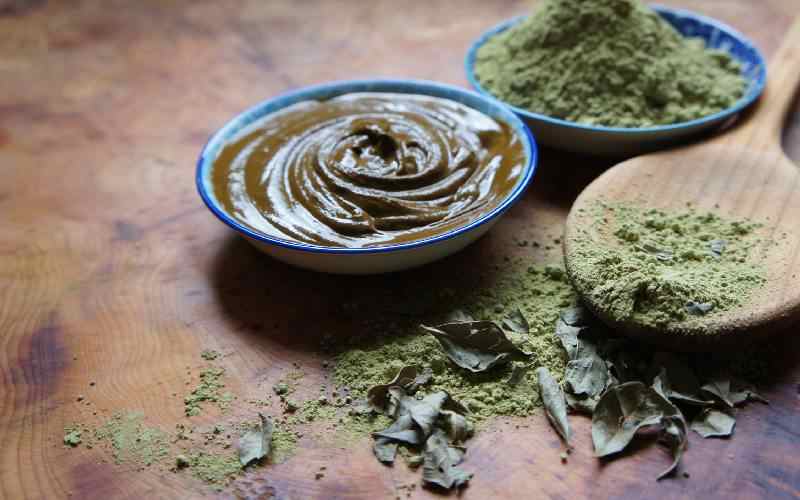 حنا گیاهی مشکی با فرمول گیاهی و جلوه ای خاص روی مو
